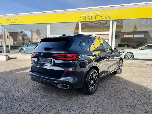 BMW X5 2020 op de klinkers voor de showroom van Raf Cars in Ninove-Outer, foto 9