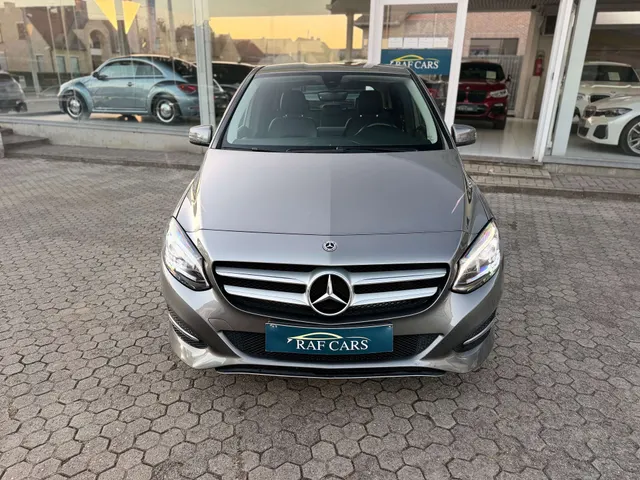 Mercedes-Benz B 180 2018 vor dem Showroom von Raf Cars in Ninove-Outer, Foto 12