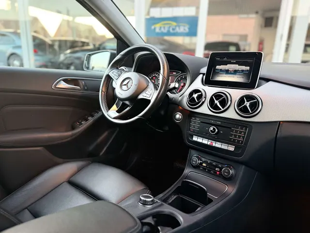 Mercedes-Benz B 180 2018 vor dem Showroom von Raf Cars in Ninove-Outer, Foto 13