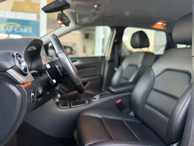 Mercedes-Benz B 180 2018 vor dem Showroom von Raf Cars in Ninove-Outer, Foto 14