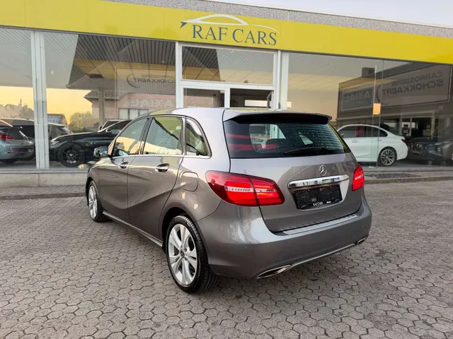 Mercedes-Benz B 180 2018 vor dem Showroom von Raf Cars in Ninove-Outer, Foto 5