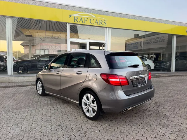 Mercedes-Benz B 180 2018 vor dem Showroom von Raf Cars in Ninove-Outer, Foto 6