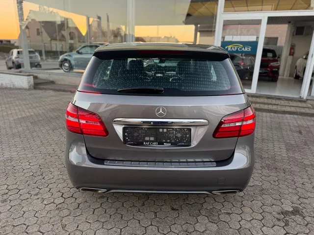 Mercedes-Benz B 180 2018 vor dem Showroom von Raf Cars in Ninove-Outer, Foto 7