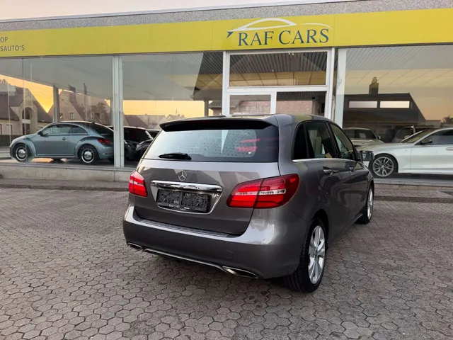 Mercedes-Benz B 180 2018 vor dem Showroom von Raf Cars in Ninove-Outer, Foto 8