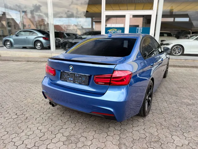 BMW 330 2017 vor dem Showroom von Raf Cars in Ninove-Outer, Foto 11