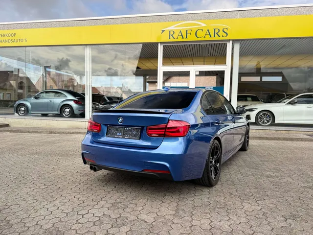 BMW 330 2017 vor dem Showroom von Raf Cars in Ninove-Outer, Foto 12
