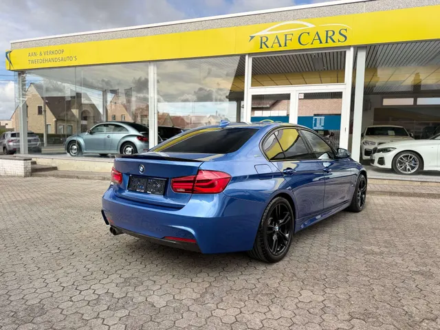 BMW 330 2017 vor dem Showroom von Raf Cars in Ninove-Outer, Foto 13