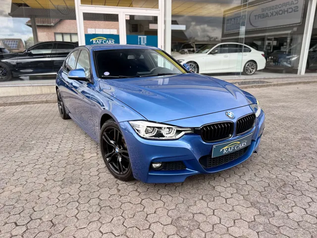 BMW 330 2017 vor dem Showroom von Raf Cars in Ninove-Outer, Foto 14