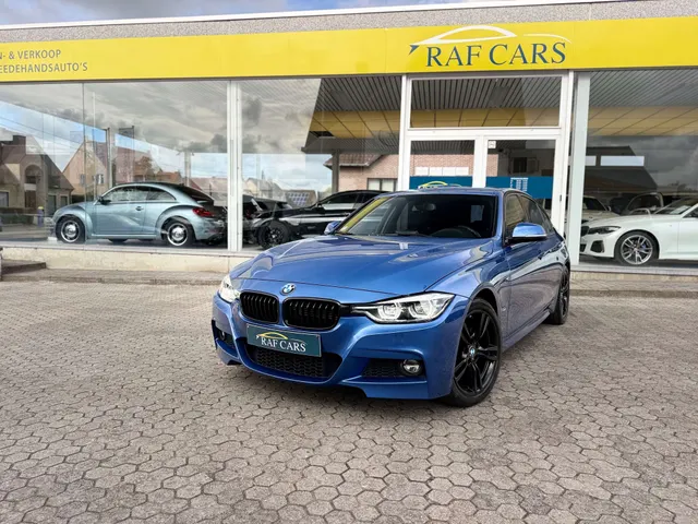 BMW 330 2017 vor dem Showroom von Raf Cars in Ninove-Outer, Foto 3
