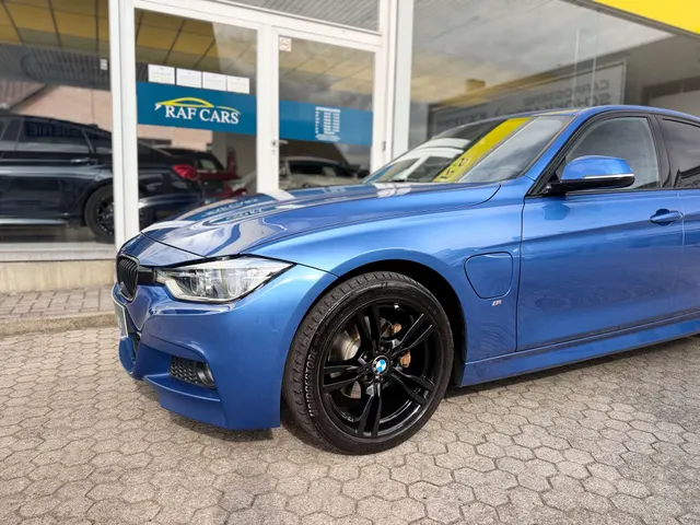 BMW 330 2017 vor dem Showroom von Raf Cars in Ninove-Outer, Foto 5