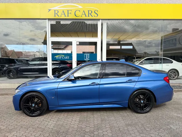 BMW 330 2017 vor dem Showroom von Raf Cars in Ninove-Outer, Foto 6