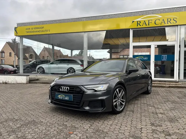 Audi A6 2021 op de klinkers voor de showroom van Raf Cars in Ninove-Outer