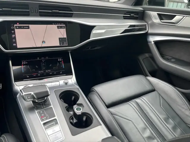 Audi A6 2021 vor dem Showroom von Raf Cars in Ninove-Outer, Foto 18