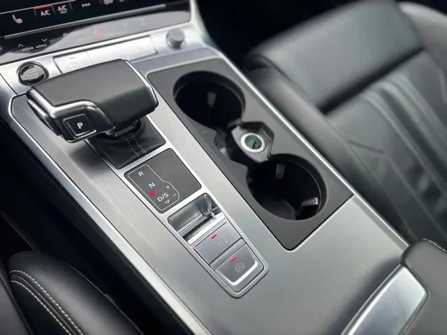 Audi A6 2021 vor dem Showroom von Raf Cars in Ninove-Outer, Foto 21