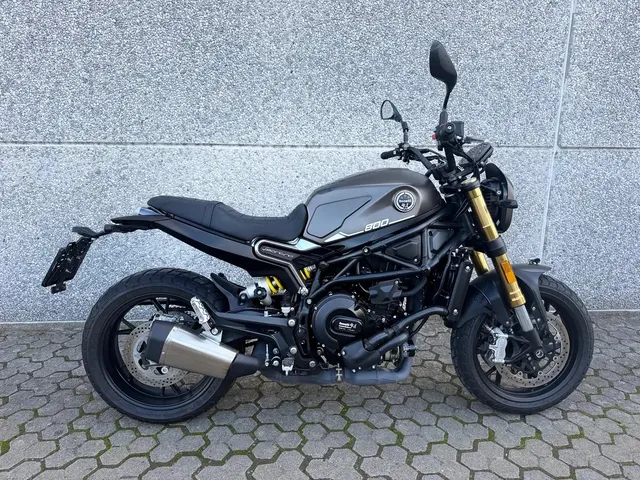 Benelli Leoncino 2025 vor dem Showroom von Raf Cars in Ninove-Outer
