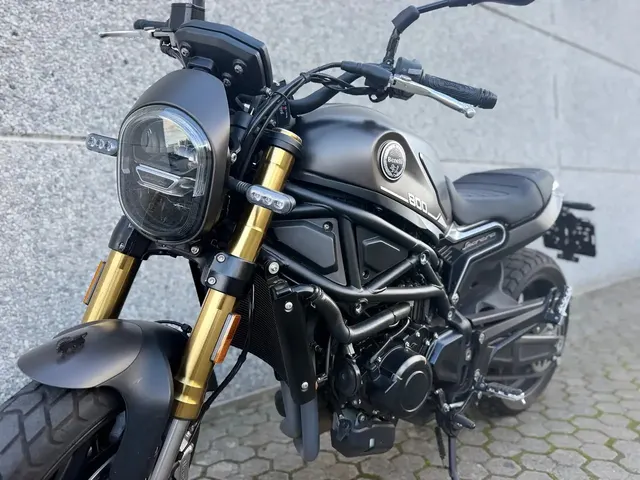 Benelli Leoncino 2025 op de klinkers voor de showroom van Raf Cars in Ninove-Outer, foto 10