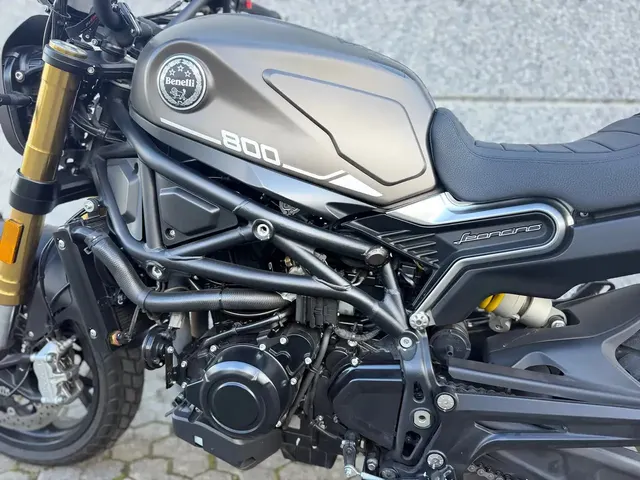 Benelli Leoncino 2025 op de klinkers voor de showroom van Raf Cars in Ninove-Outer, foto 9