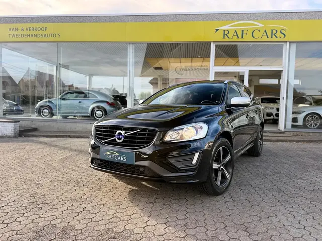 Volvo XC60 2016 op de klinkers voor de showroom van Raf Cars in Ninove-Outer