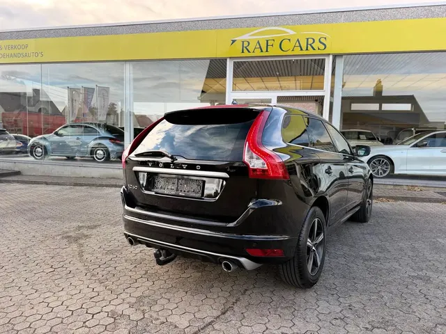 Volvo XC60 2016 op de klinkers voor de showroom van Raf Cars in Ninove-Outer, foto 10