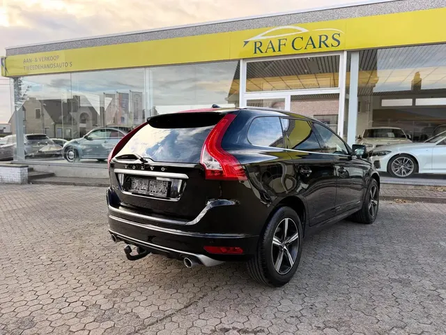 Volvo XC60 2016 op de klinkers voor de showroom van Raf Cars in Ninove-Outer, foto 11