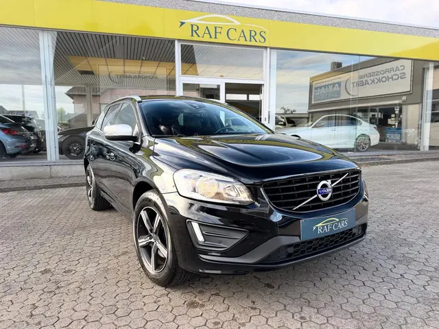 Volvo XC60 2016 op de klinkers voor de showroom van Raf Cars in Ninove-Outer, foto 12