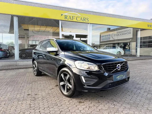 Volvo XC60 2016 op de klinkers voor de showroom van Raf Cars in Ninove-Outer, foto 13