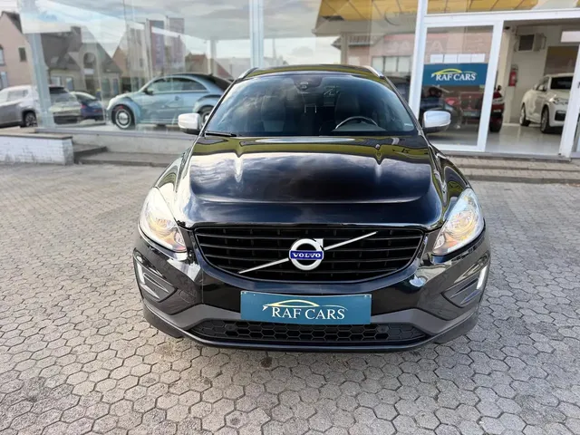 Volvo XC60 2016 op de klinkers voor de showroom van Raf Cars in Ninove-Outer, foto 14
