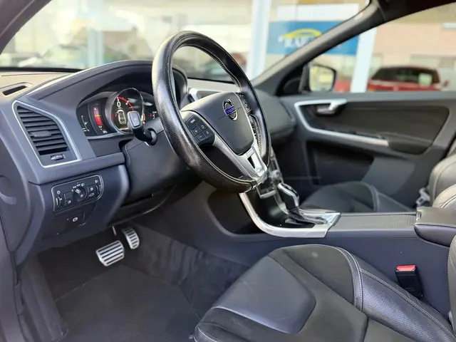 Volvo XC60 2016 op de klinkers voor de showroom van Raf Cars in Ninove-Outer, foto 16