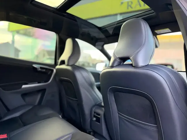 Volvo XC60 2016 op de klinkers voor de showroom van Raf Cars in Ninove-Outer, foto 17