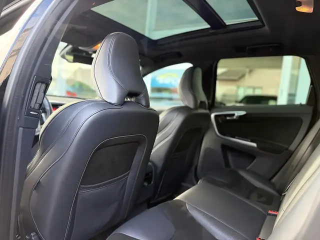 Volvo XC60 2016 op de klinkers voor de showroom van Raf Cars in Ninove-Outer, foto 19