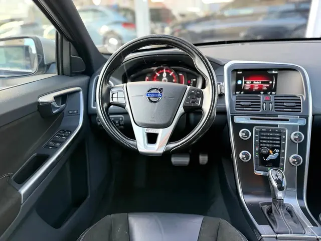 Volvo XC60 2016 op de klinkers voor de showroom van Raf Cars in Ninove-Outer, foto 21