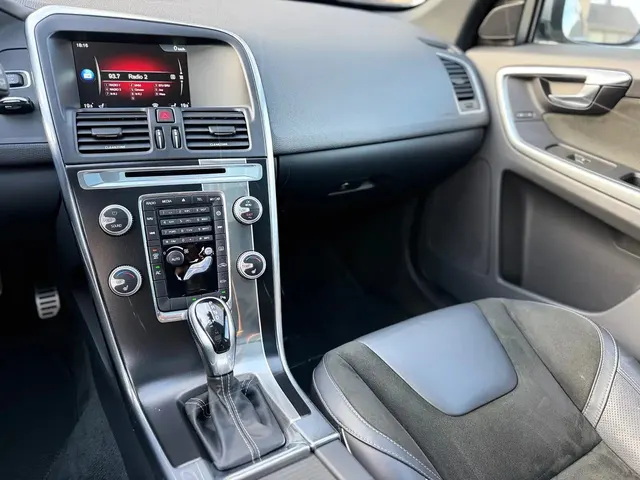 Volvo XC60 2016 op de klinkers voor de showroom van Raf Cars in Ninove-Outer, foto 22