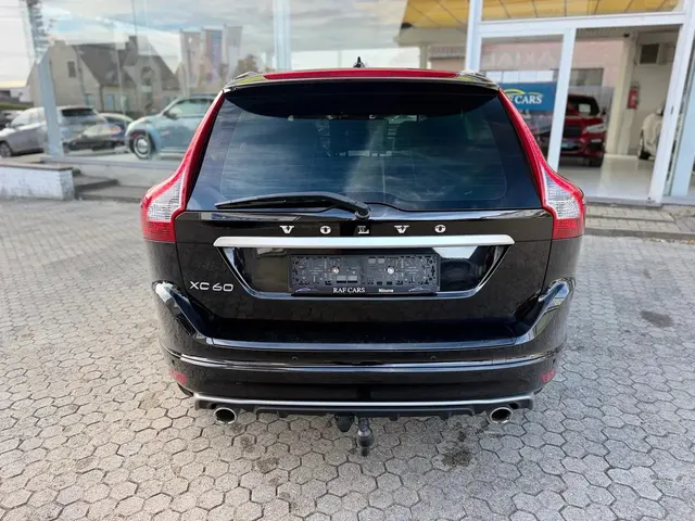 Volvo XC60 2016 op de klinkers voor de showroom van Raf Cars in Ninove-Outer, foto 9