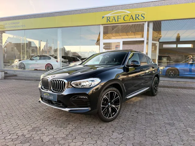BMW X4 2021 op de klinkers voor de showroom van Raf Cars in Ninove-Outer