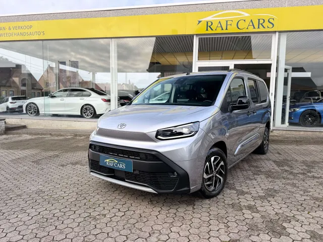 Toyota Proace City 2025 op de klinkers voor de showroom van Raf Cars in Ninove-Outer