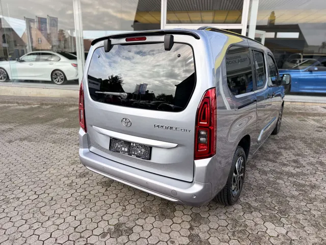 Toyota Proace City 2025 op de klinkers voor de showroom van Raf Cars in Ninove-Outer, foto 10