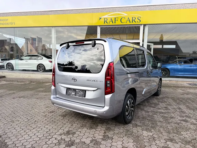 Toyota Proace City 2025 op de klinkers voor de showroom van Raf Cars in Ninove-Outer, foto 11