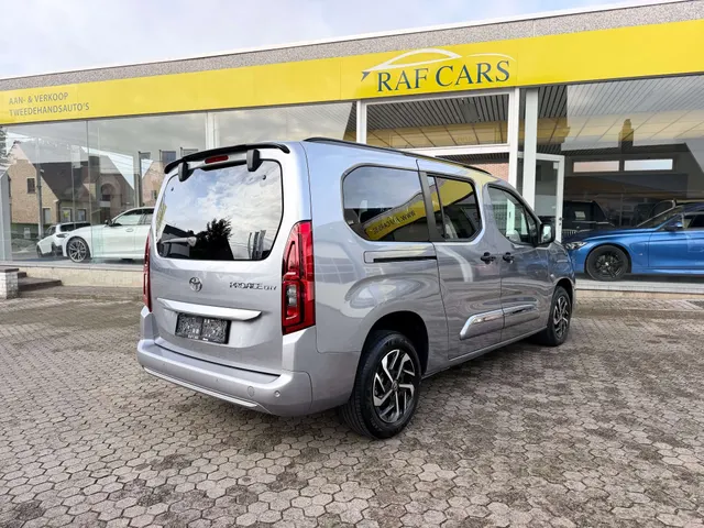 Toyota Proace City 2025 op de klinkers voor de showroom van Raf Cars in Ninove-Outer, foto 12