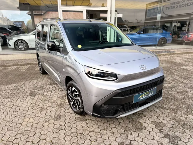 Toyota Proace City 2025 op de klinkers voor de showroom van Raf Cars in Ninove-Outer, foto 13