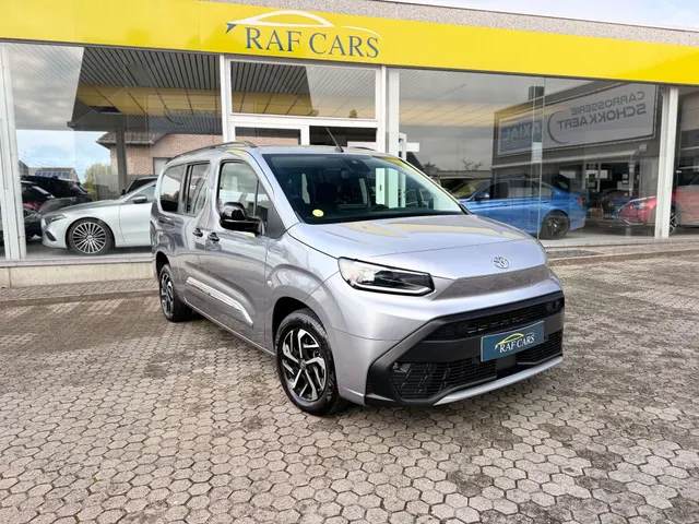 Toyota Proace City 2025 op de klinkers voor de showroom van Raf Cars in Ninove-Outer, foto 14