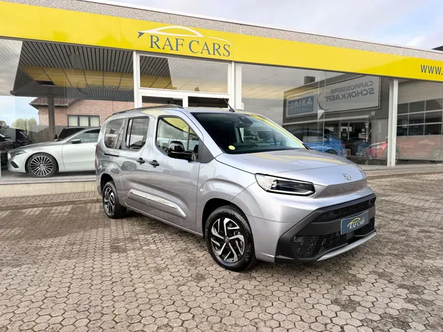 Toyota Proace City 2025 op de klinkers voor de showroom van Raf Cars in Ninove-Outer, foto 15