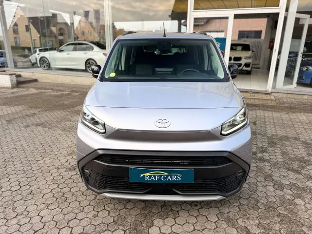 Toyota Proace City 2025 op de klinkers voor de showroom van Raf Cars in Ninove-Outer, foto 16