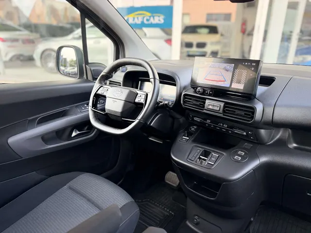 Toyota Proace City 2025 op de klinkers voor de showroom van Raf Cars in Ninove-Outer, foto 17