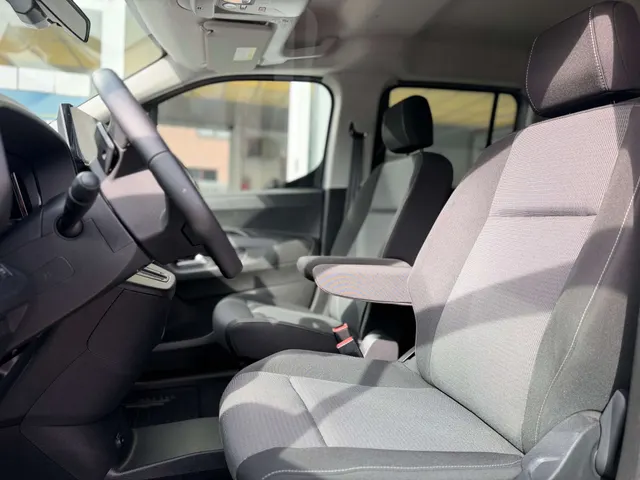 Toyota Proace City 2025 op de klinkers voor de showroom van Raf Cars in Ninove-Outer, foto 18