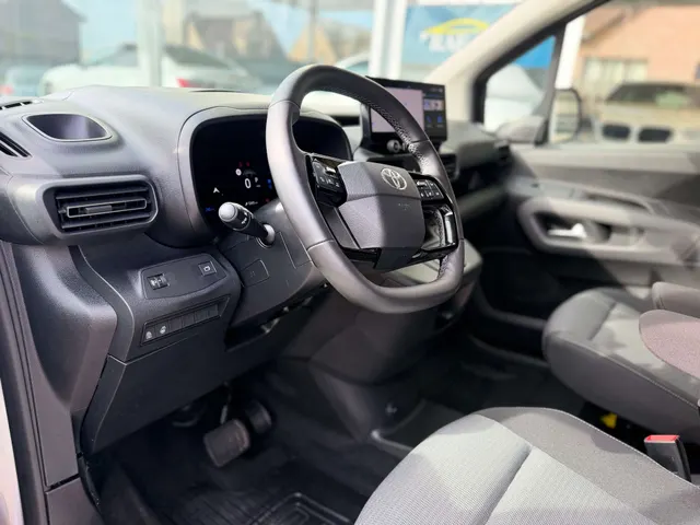 Toyota Proace City 2025 op de klinkers voor de showroom van Raf Cars in Ninove-Outer, foto 19
