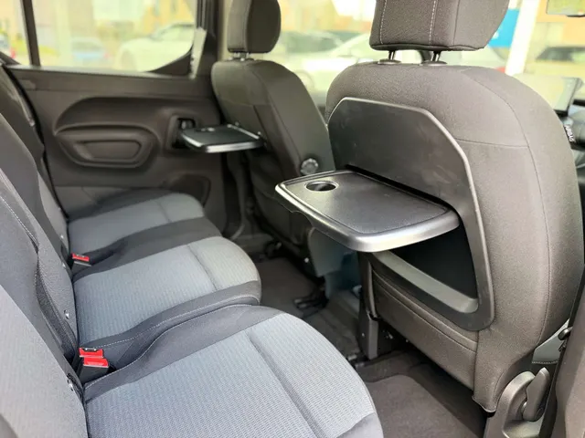 Toyota Proace City 2025 op de klinkers voor de showroom van Raf Cars in Ninove-Outer, foto 20