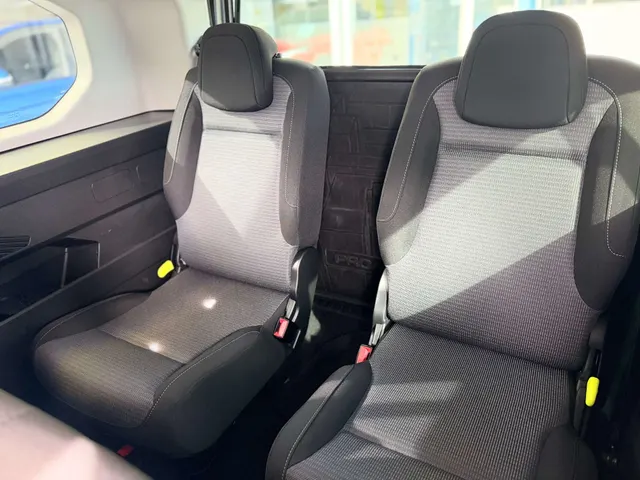 Toyota Proace City 2025 op de klinkers voor de showroom van Raf Cars in Ninove-Outer, foto 21