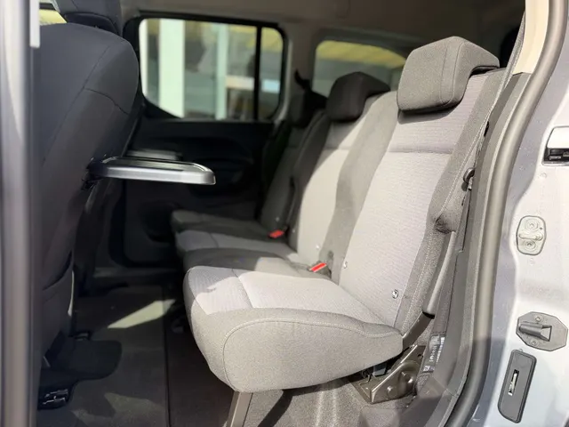 Toyota Proace City 2025 op de klinkers voor de showroom van Raf Cars in Ninove-Outer, foto 22