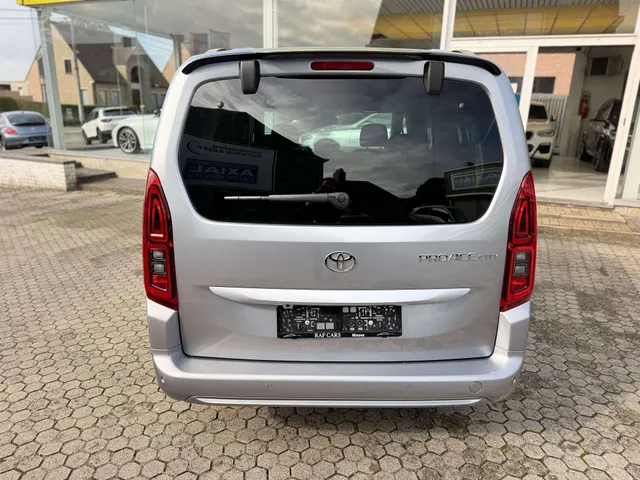 Toyota Proace City 2025 op de klinkers voor de showroom van Raf Cars in Ninove-Outer, foto 9