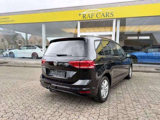 Volkswagen Touran 2020 op de klinkers voor de showroom van Raf Cars in Ninove-Outer, foto 10